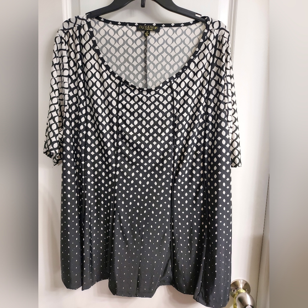 NWT Park Main Black and White Geometric Super Soft And Stretchy Blouse